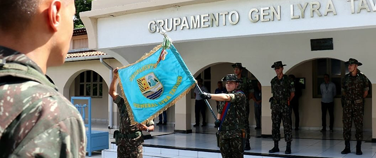 FORMATURA DE APRESENTAÇÃO DO PAVILHÃO NACIONAL E ESTANDARTE HISTÓRICO DO 1º GRUPAMENTO DE ENGENHARIA